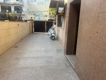 Parking in 4 BHK Builder Floor at Janakpuri – for Sale