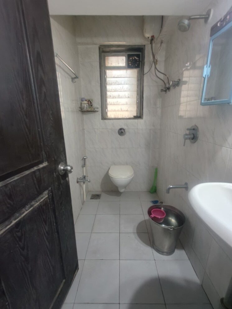 Bathroom, siroya-new-jagdamba 2 Bedroom 624 Sq.Ft. Apartment In Andheri East Mumbai 7195668