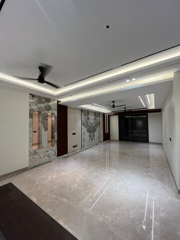 Room in 4 BHK Builder Floor at Sector 15 ii – for Sale
