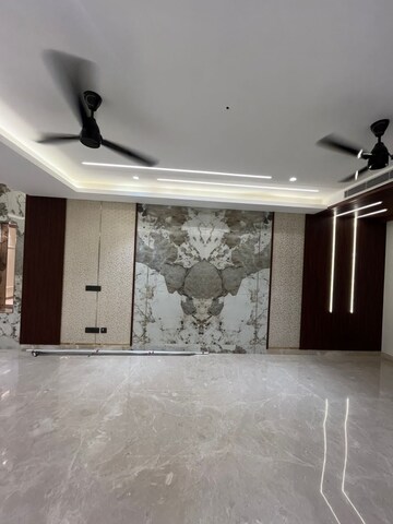 Room in 4 BHK Builder Floor at Sector 15 ii – for Sale