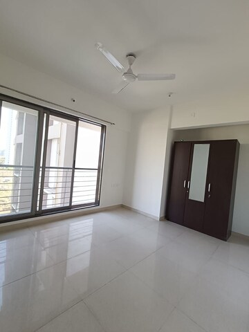 Room in 2.5 BHK Apartment at Runwal Eirene, Balkum Pada – for Sale