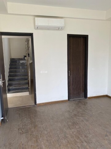 Room in 4 BHK Apartment at BPTP Mansions, Sector 66 – for Sale