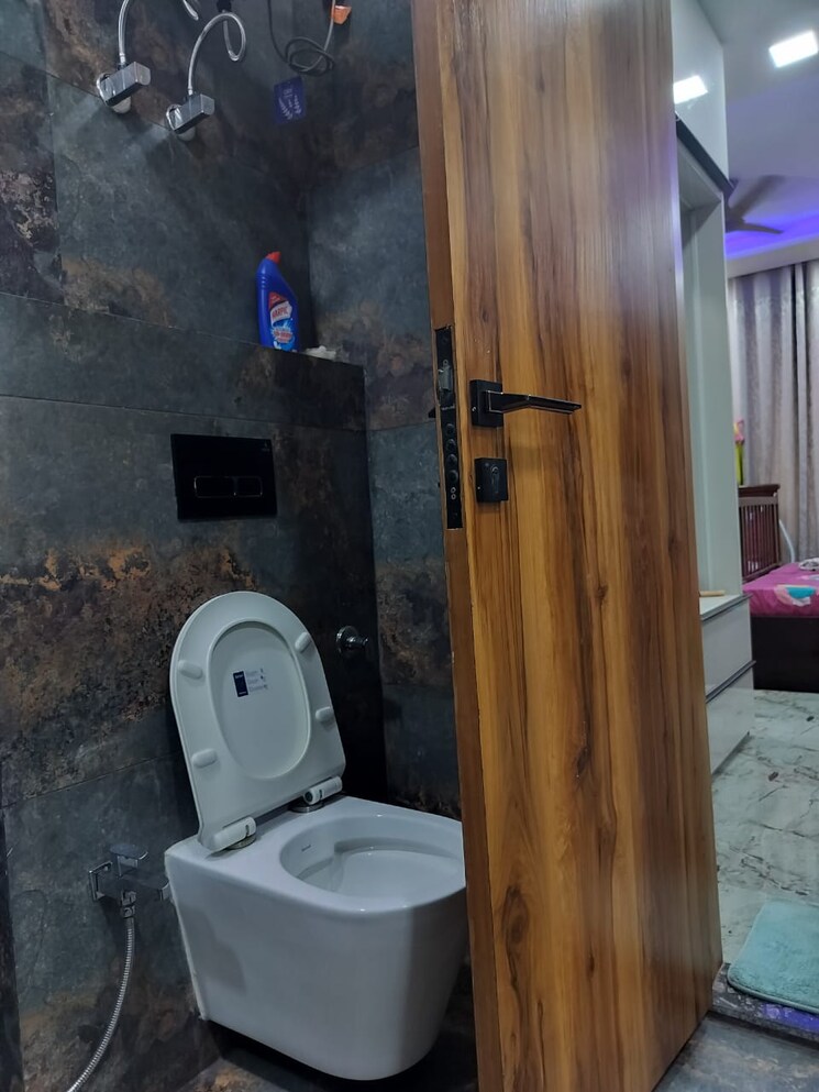 Bathroom, griha-pravesh 3.5 Bedroom 1971 Sq.Ft. Apartment In Sector 77 Noida 7200359