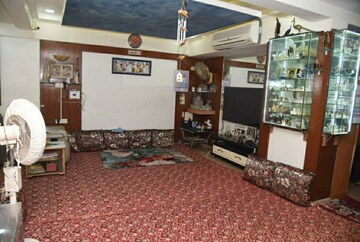 Bedroom in 6 BHK Apartment at Mulund West – for Sale