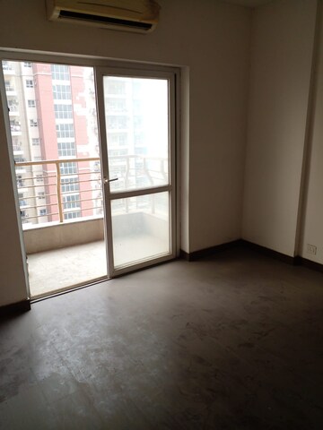 Room in 3 BHK Apartment at BPTP The Resort, Sector 75 – for Sale