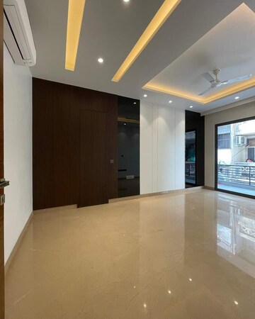 Room in 4 BHK Apartment at Ambience Island Lagoon, Sector 24 – for Sale