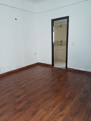 Room in 2 BHK Apartment at Panchsheel Greens II, Sector 16 Greater Noida – for Sale