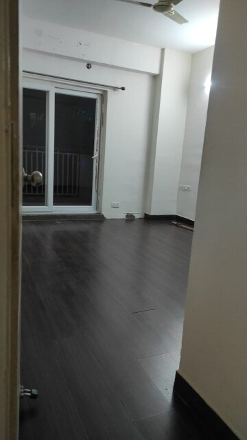 Room in 2.5 BHK Apartment at Paras Tierea, Sector 137 – for Sale