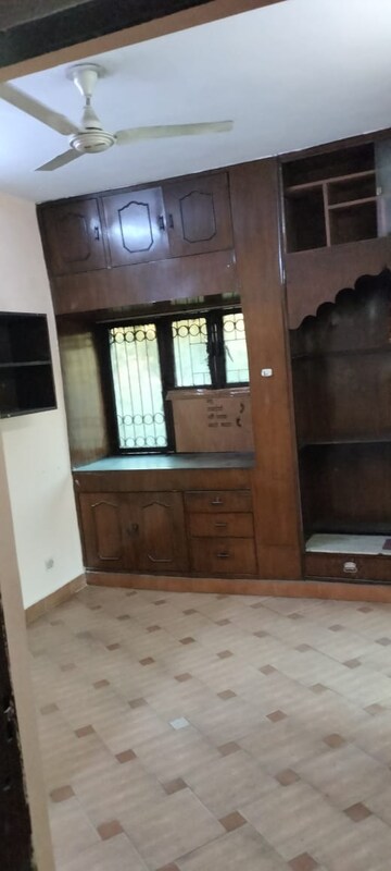 Furnished Amenities in 3.5 BHK Apartment at Mayur Vihar Phase Iii – for Sale