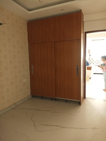 Room in 2 BHK Apartment at Ghazipur – for Sale