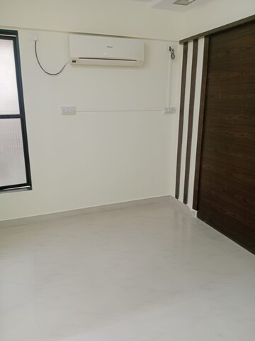 Room in 1 BHK Apartment at Kalpataru The Sunrise, Kolshet Road – for Sale
