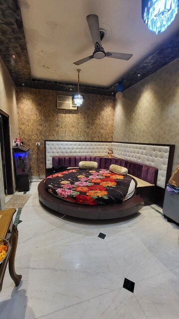 Furnished Amenities in 3 BHK Builder Floor at Nehru Nagar Iii – for Sale