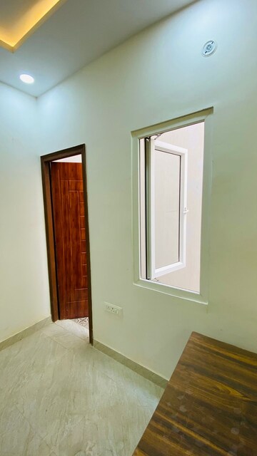 Room in 3 BHK Independent House at Jankipuram Extension – for Sale