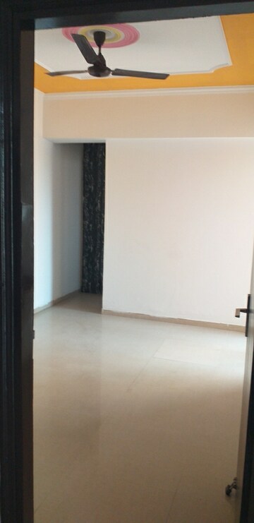 Room in 3 BHK Apartment at Nirala Estate, Tech Zone 4 Greater Noida – for Sale