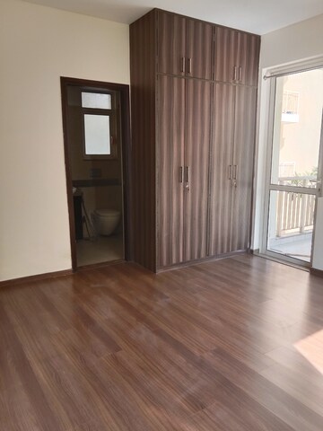 Room in 4 BHK Apartment at Paras Dews, Sector 106 – for Sale