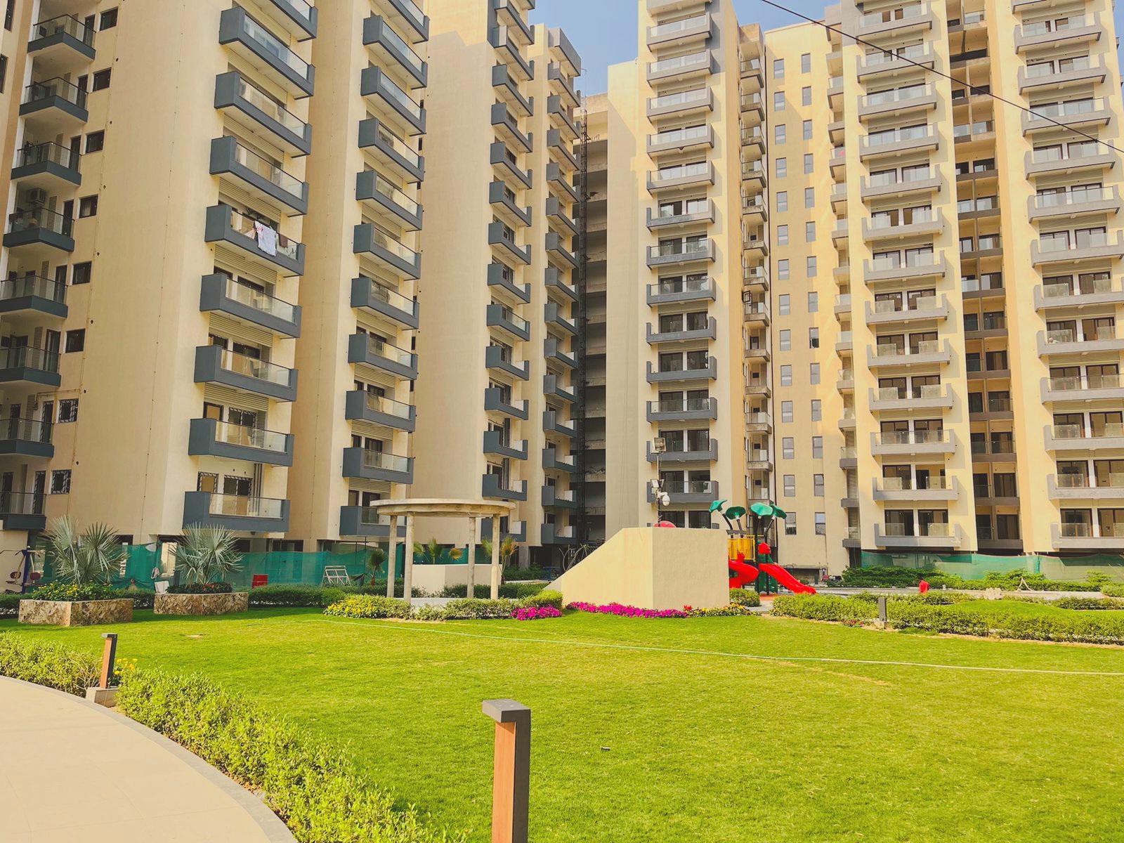 3 BHK Apartment फॉर रीसेल इन Azeagaia Botanica Vrindavan Yojna Lucknow  7215784