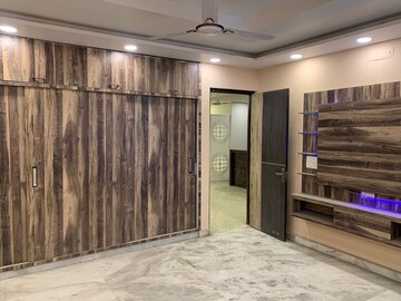 Parking in 3 BHK Builder Floor at Shalimar Bagh – for Sale