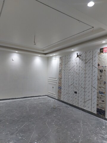 Room in 4 BHK Builder Floor at Green Fields Colony – for Sale