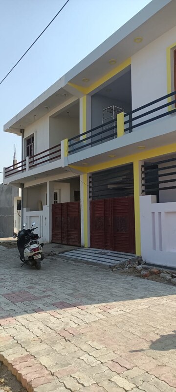Parking in 2 BHK Independent House at Deva Road – for Sale