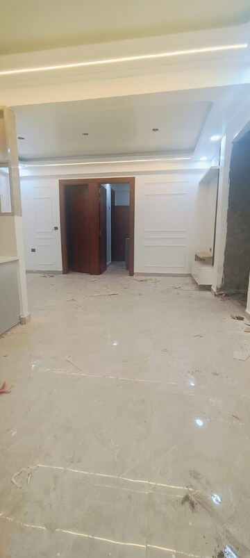 Room in 2 BHK Builder Floor at Kritak Modern Apartments, Sector 73 – for Sale