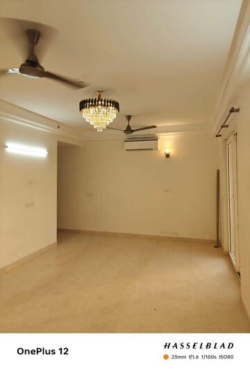 Room in 2.5 BHK Builder Floor at Sainik Colony – for Sale