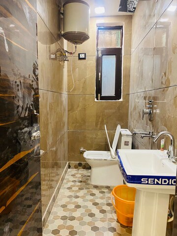 Attached Bathroom in 2 BHK Builder Floor at Rama Park – for Rent