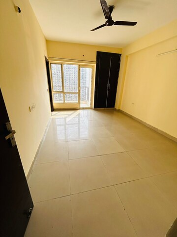 Room in 3 BHK Apartment at Panchsheel Greens II, Sector 16 Greater Noida – for Sale