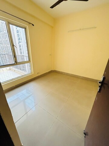 Room in 3 BHK Apartment at Panchsheel Greens II, Sector 16 Greater Noida – for Sale