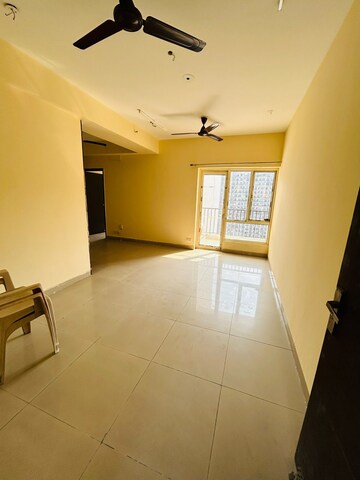 Room in 3 BHK Apartment at Panchsheel Greens II, Sector 16 Greater Noida – for Sale