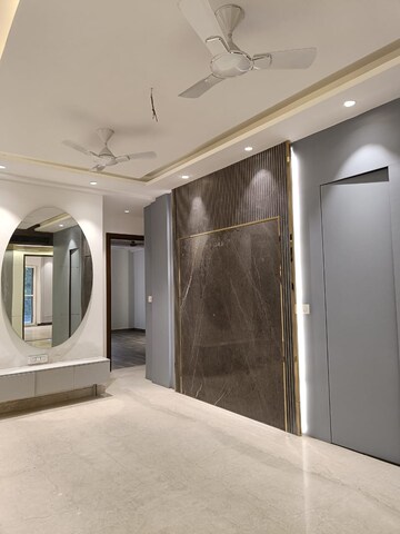 Building Lobby in 4 BHK Builder Floor at Vipul Square, Sushant Lok I – for Sale