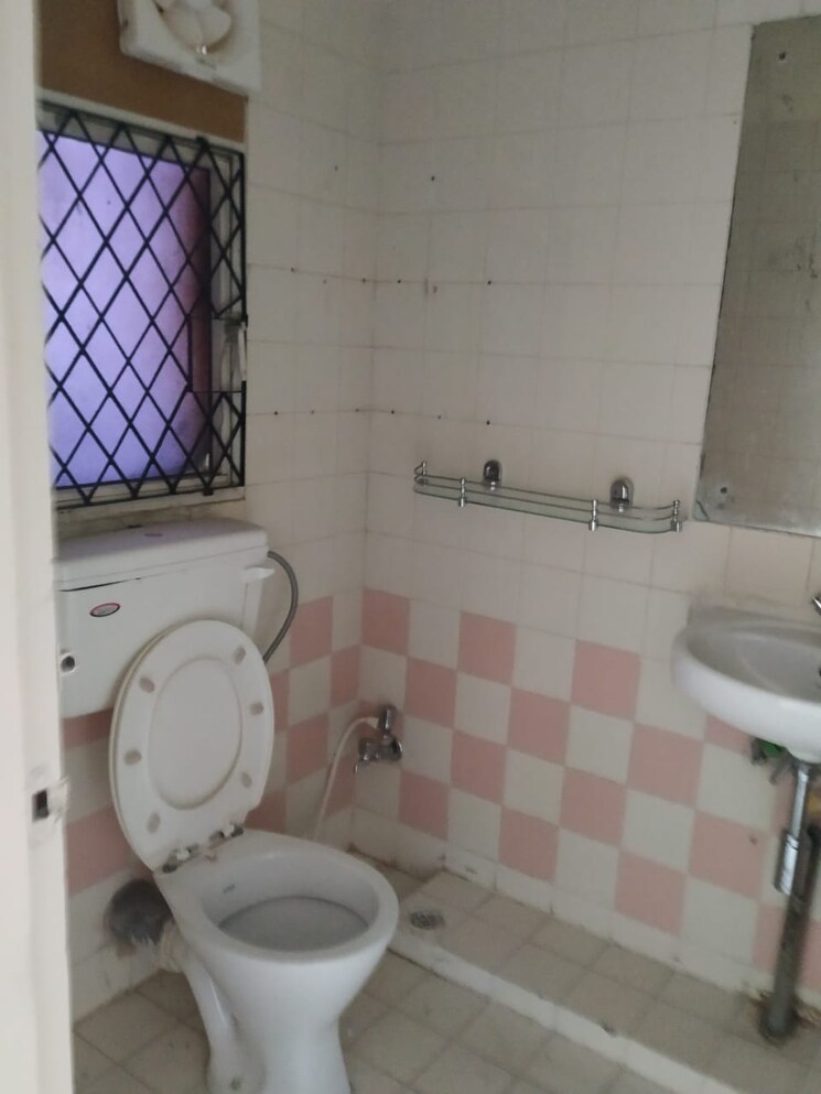 Bathroom, dlf-ridgewood-estate 3 Bedroom 1371 Sq.Ft. Apartment In Dlf Phase iv Gurgaon 7221892