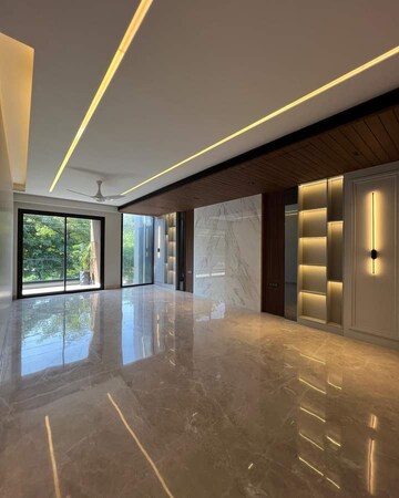 Room in 3.5 BHK Apartment at DLF Belvedere Towers, Sector 24 – for Sale