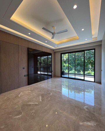 Room in 3.5 BHK Apartment at DLF Belvedere Towers, Sector 24 – for Sale