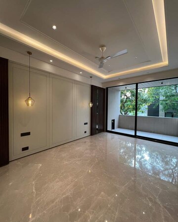 Room in 4 BHK Apartment at DLF Belvedere Towers, Sector 24 – for Sale