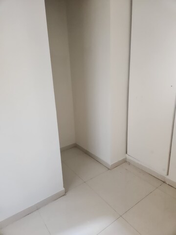 Room in 2 BHK Apartment at Lodha Amara, Kolshet Road – for Sale