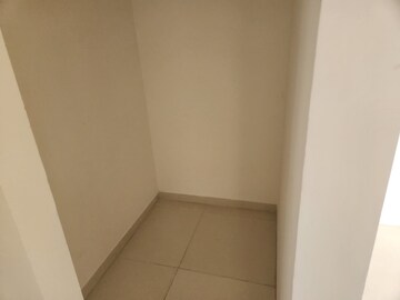 Room in 2 BHK Apartment at Lodha Amara, Kolshet Road – for Sale