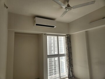 Room in 2 BHK Apartment at Lodha Amara, Kolshet Road – for Sale