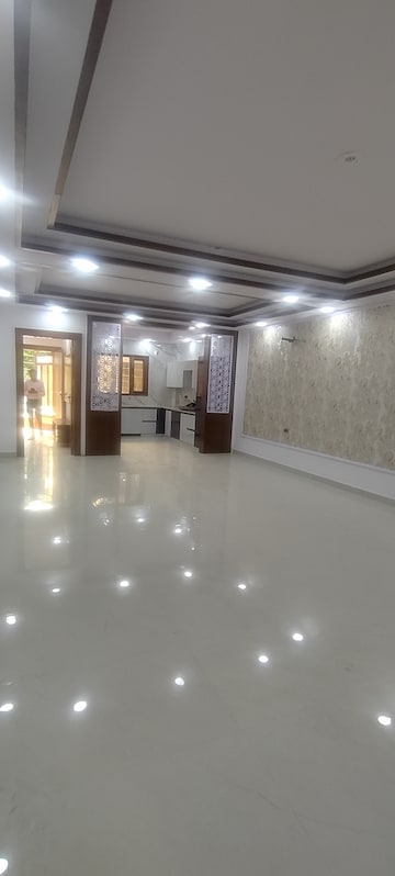 Room in 4 BHK Builder Floor at Sector 37 – for Sale