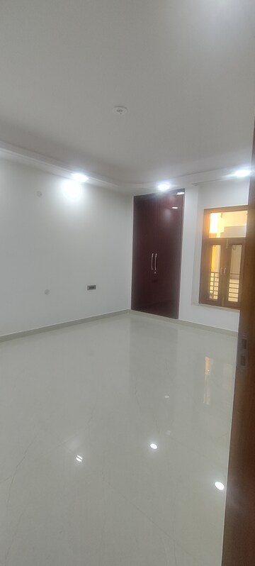 Room in 4 BHK Builder Floor at Sector 37 – for Sale