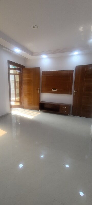 Room in 4 BHK Builder Floor at Sector 37 – for Sale