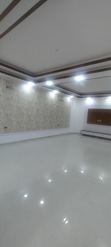 Room in 4 BHK Builder Floor at Sector 37 – for Sale