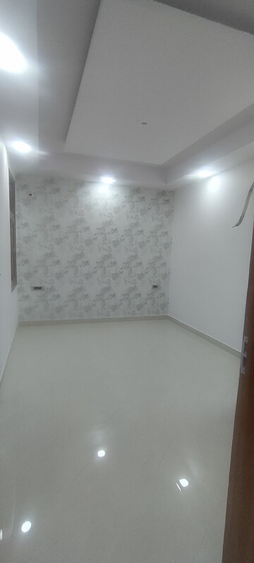 Room in 4 BHK Builder Floor at Sector 37 – for Sale