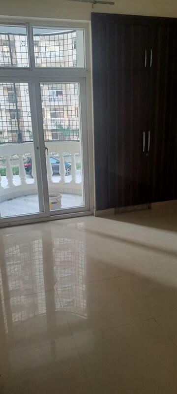 Room in 3 BHK Apartment at Amrapali Heartbeat City, Sector 107 – for Sale