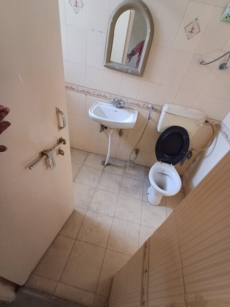 Bathroom, srs-residency 3 Bedroom 1850 Sq.Ft. Apartment In Sector 88 Faridabad 7226987