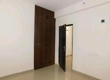Room in 3 BHK Apartment at Gardenia Golf City, Sector 75 – for Sale