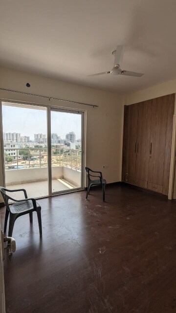Room in 3 BHK Apartment at Emaar Palm Hills, Sector 77 – for Sale
