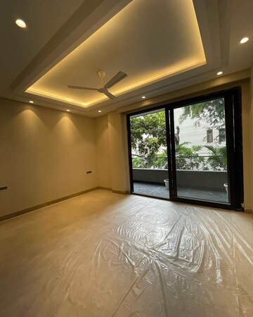 Room in 4 BHK Apartment at DLF Trinity Towers, Dlf Phase V – for Sale