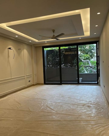 Room in 3 BHK Apartment at DLF The Carlton Estate, Dlf Phase V – for Sale
