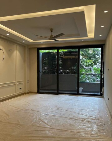 Room in 3 BHK Apartment at DLF The Carlton Estate, Dlf Phase V – for Sale