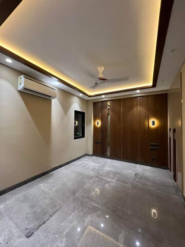 Room in 3.5 BHK Apartment at DLF Regency Park II, Sector 27 – for Sale